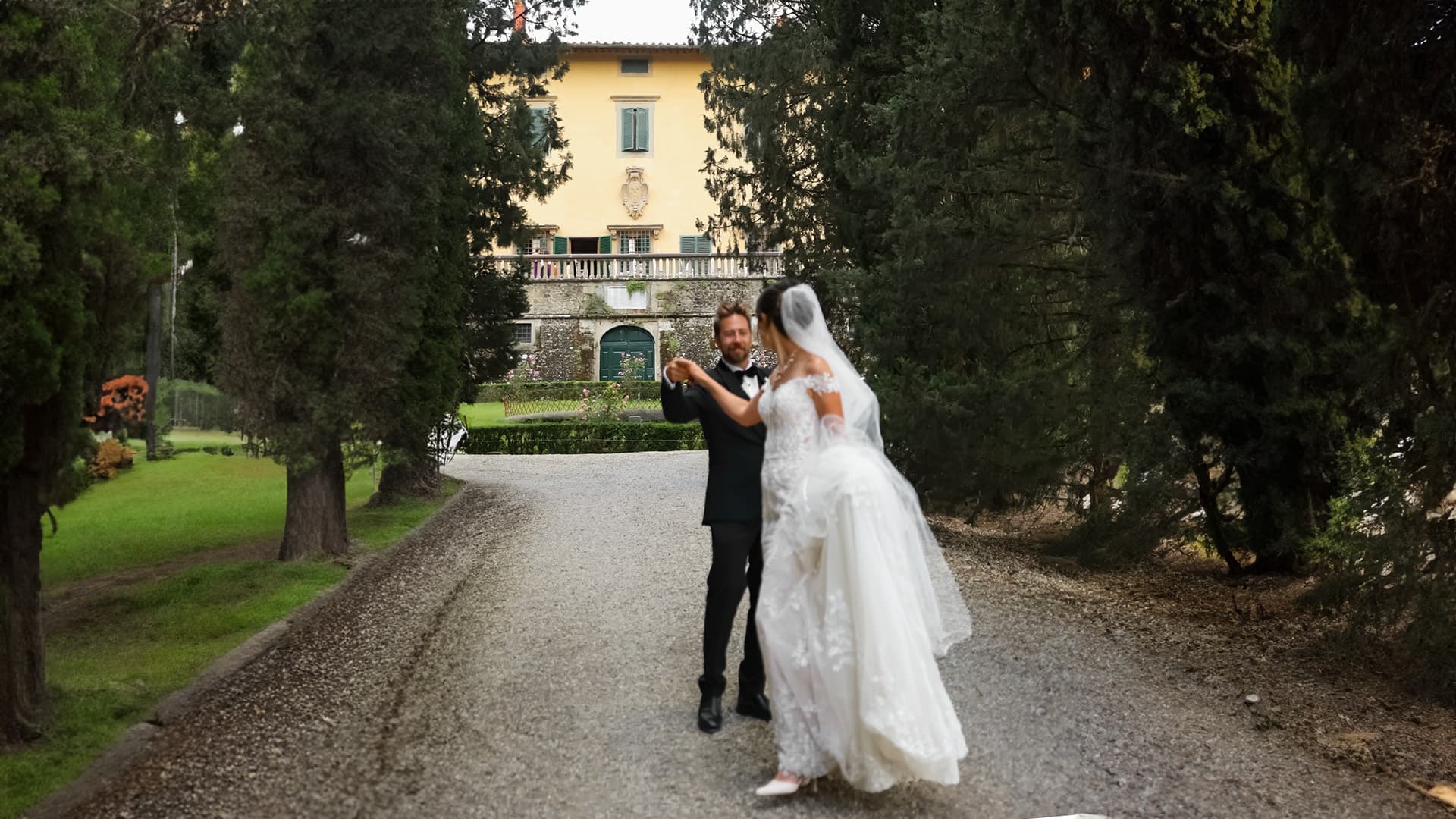 Surrounded by rolling hills and vineyards, your love story unfolds. Forever etched in the beauty of Tuscany.