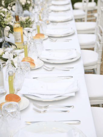 A beautiful table setting for a wedding.